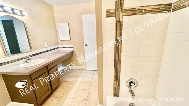 Building Photo - Freshly Updated Condo in Highline Meadows