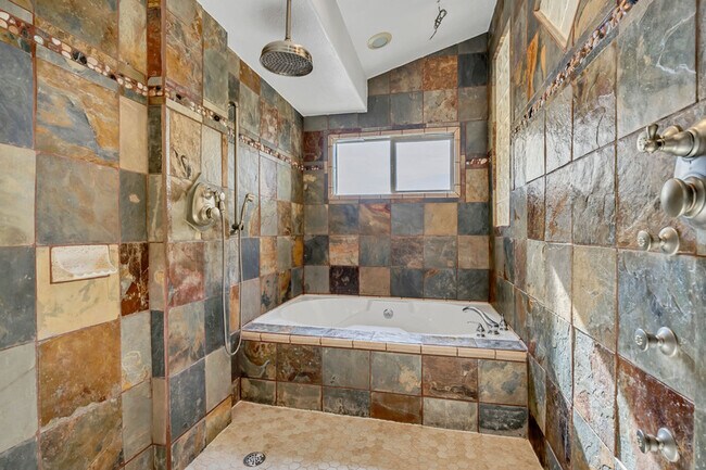 Building Photo - 8913 N Pine Hollow Dr