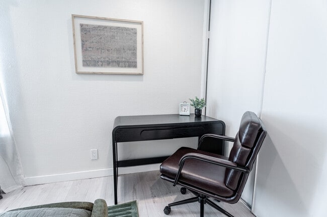 Building Photo - 2359 Oakwood Dr