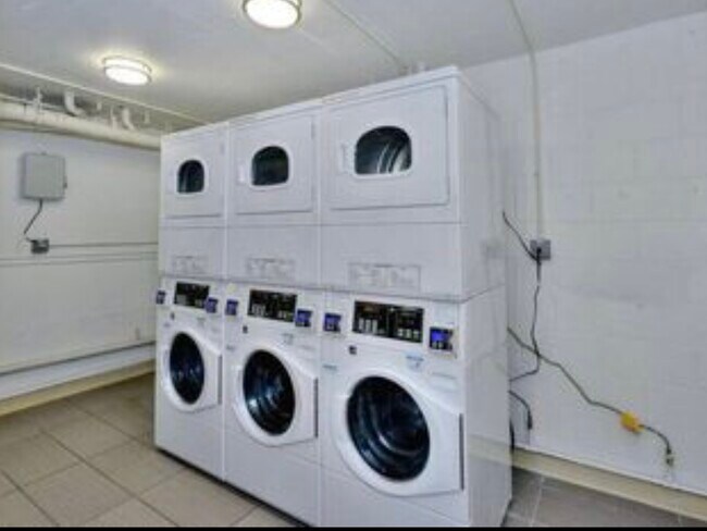 Building Photo - 910 Clinton St