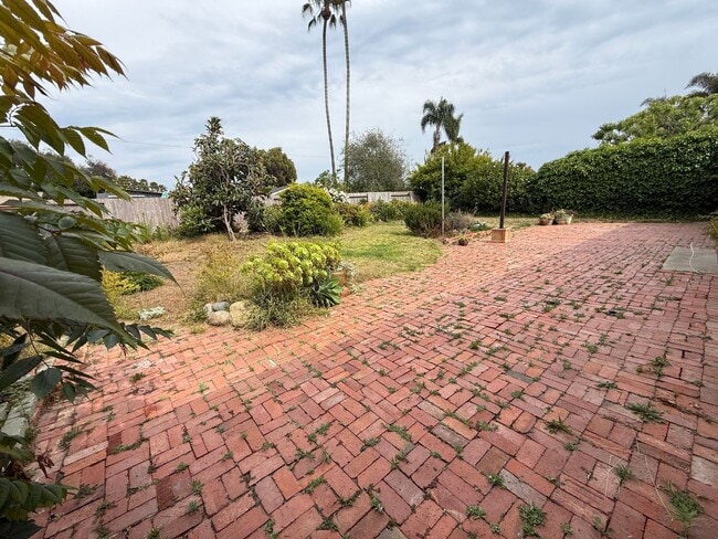 Building Photo - Cardiff 3 br one level large yard pet OK  house TEXT 760-815-3696