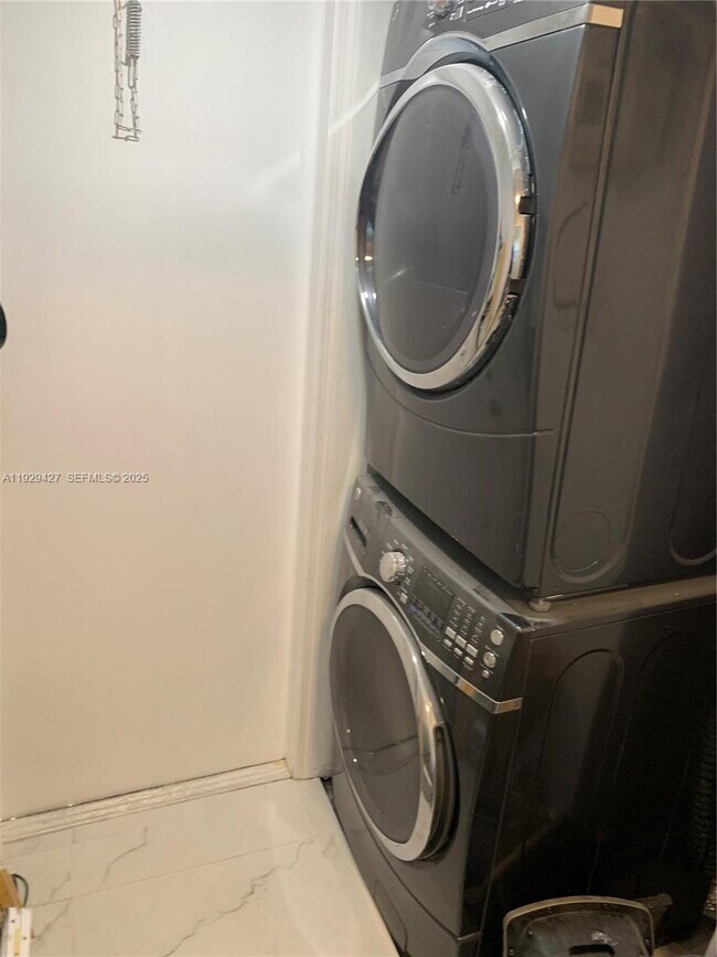 Building Photo - 14301 SW 105th Ave