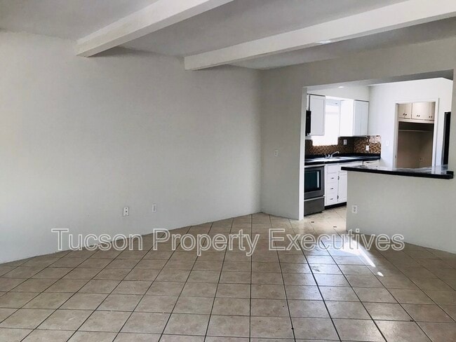 Building Photo - 7742 E Tanque Verde Ln