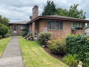 Building Photo - Milwaukie Triplex in quiet neighborhood w/ garage parking