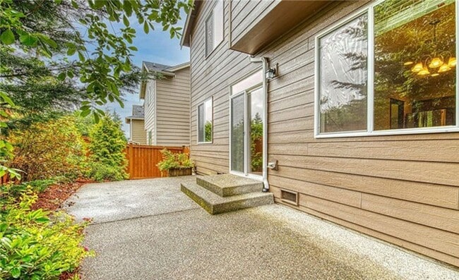 Building Photo - Meticulously maintained fully air conditio...