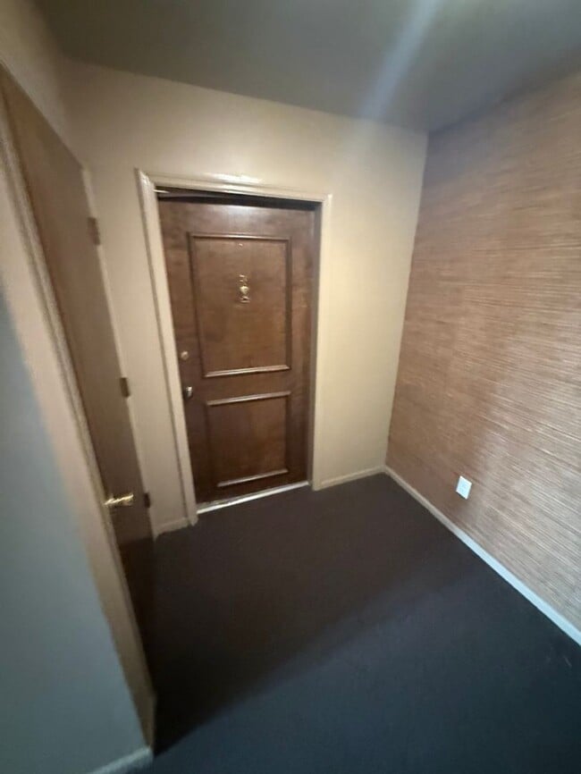 Building Photo - Fantastic Centrally Located Condo