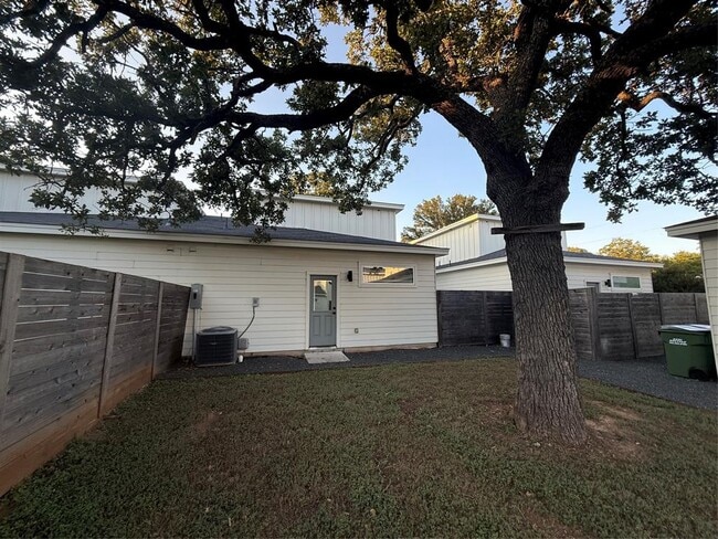 Building Photo - 309 E Pecan St