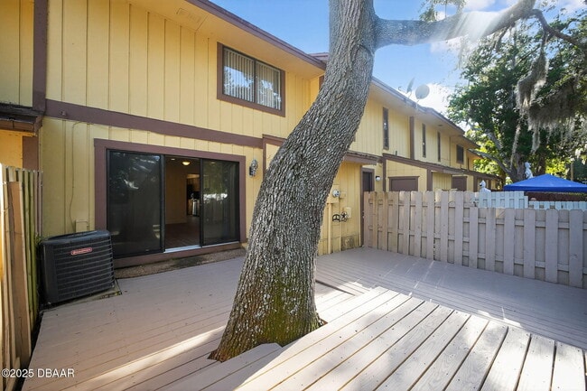 Building Photo - 12 Glen Arbor Park