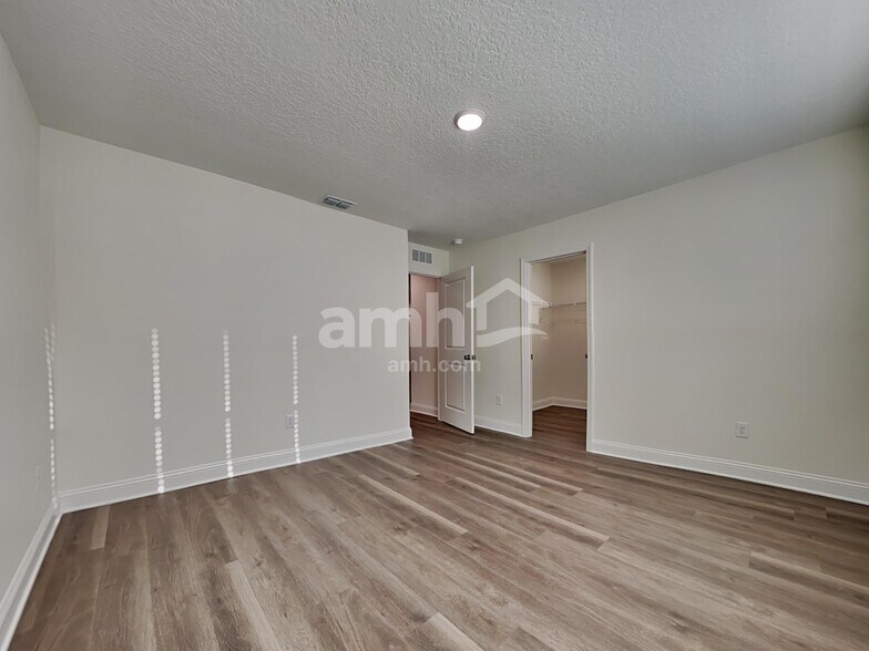 Building Photo - 11614 Hillside Dr