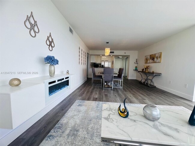 Building Photo - 3625 N Country Club Dr