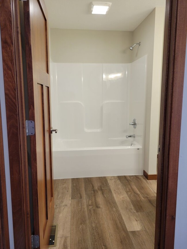 Building Photo - Middle Unit Townhouse