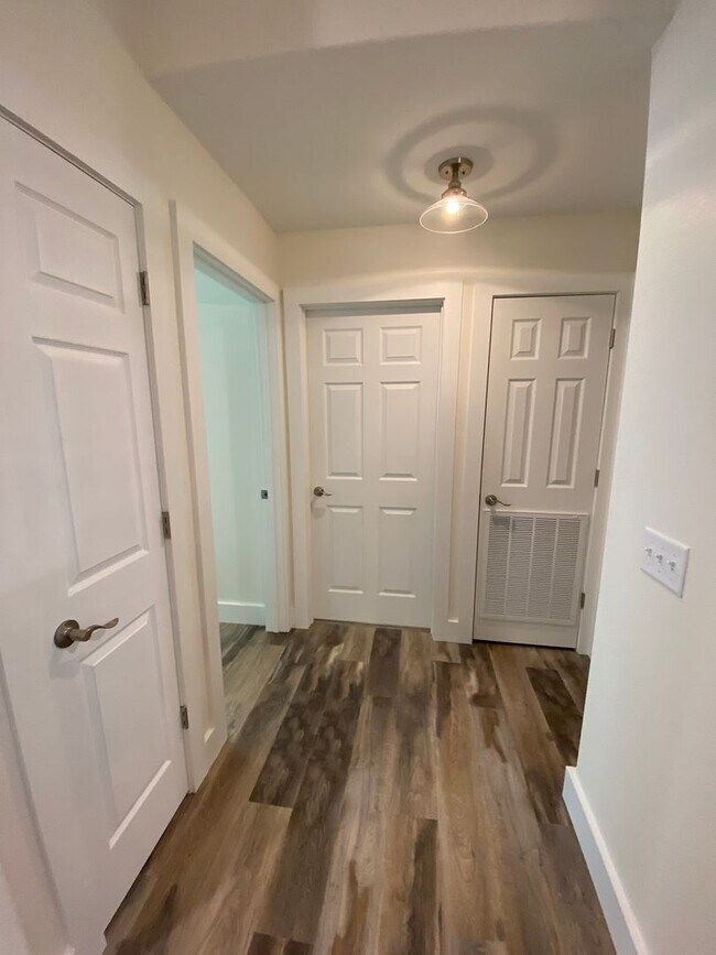 Building Photo - 1402 Parkway Dr