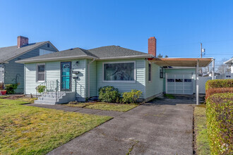 Building Photo - THREE BEDROOM HOUSE IN LONGVIEW