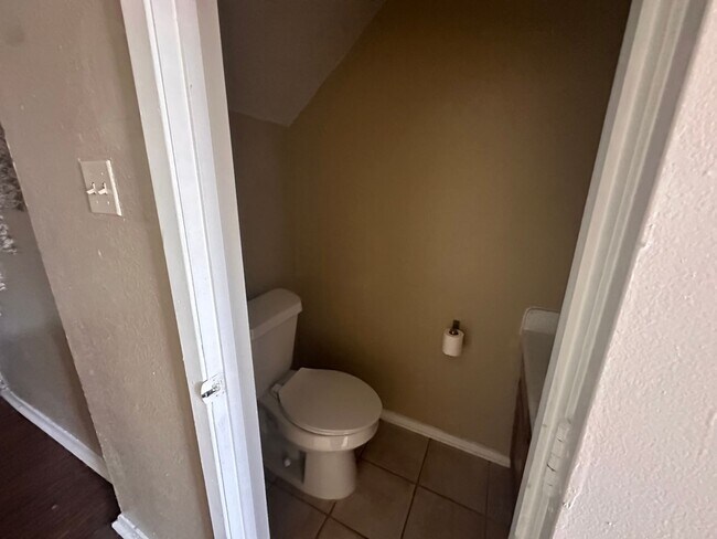 Building Photo - Spacious 2 story townhouse with fenced yard!