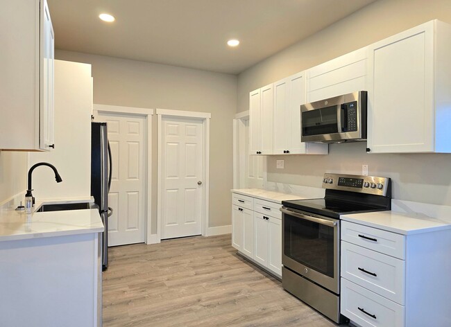 Building Photo - Newly Remodeled 2 Bedroom 1 Bath in Granit...