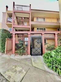 Building Photo - 1 Bedroom Just Blocks From the Ocean