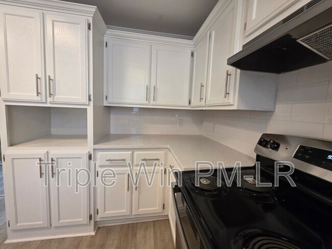 Building Photo - 202 Rosemary Ln