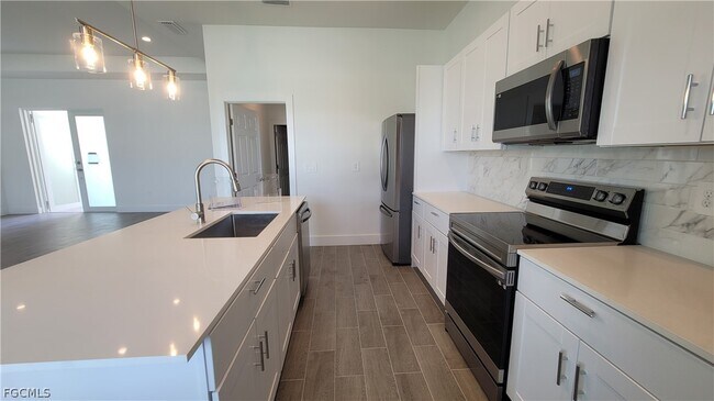 Building Photo - 412 SW 28th Ave