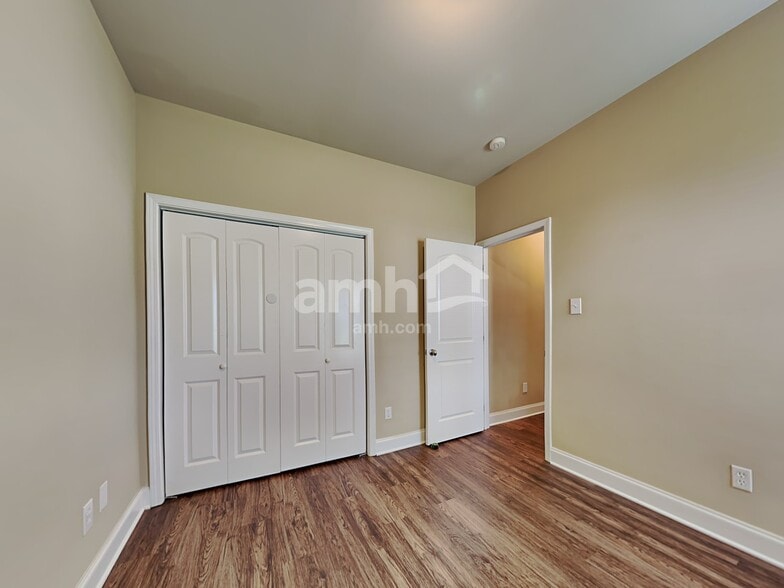 Building Photo - 220 Ash Dr