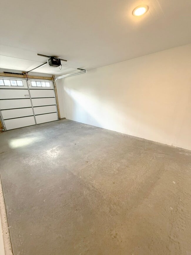 Building Photo - Brand New Condo, Large Windows and Central...