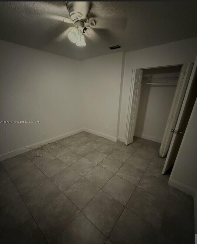Building Photo - 853 SW 9th Ct