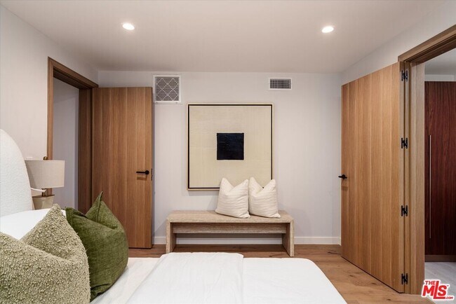 Building Photo - 2822 1/2 Avenel St