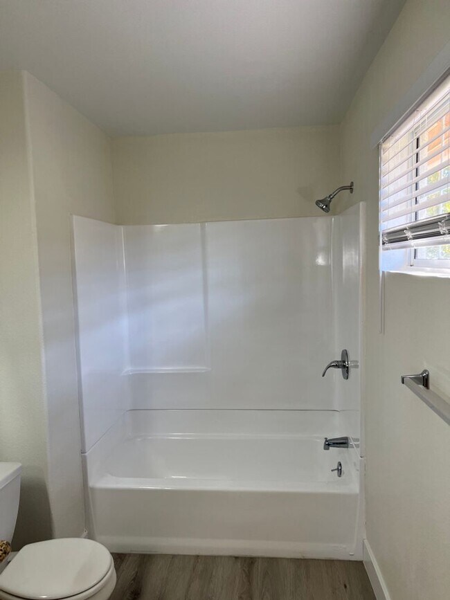 Building Photo - Delong Townhomes