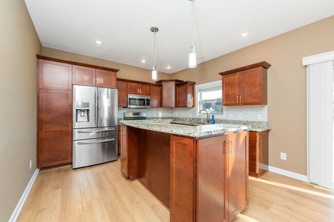 Building Photo - Five Bedroom Home in Kalamazoo