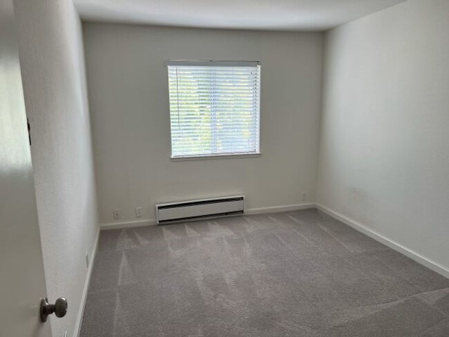 Building Photo - Top Floor End Unit Condo Campbell near Pru...