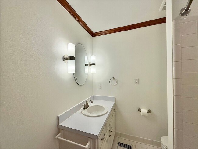 Building Photo - Charming 3BD, 2BA North Raleigh Home in Pr...