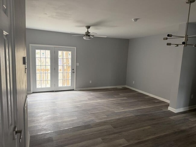 Building Photo - 1700 Lone Oak Rd