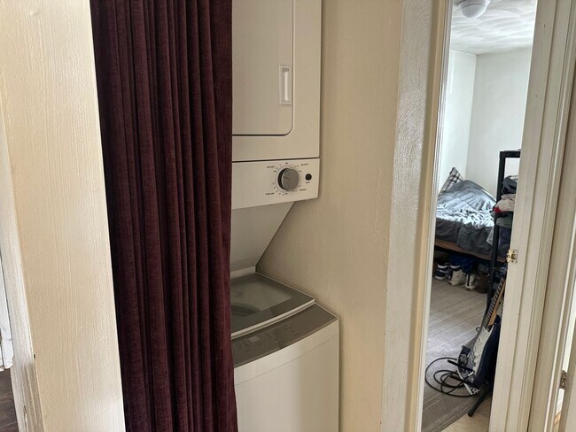 Building Photo - Spacious 4bd/2ba Apartment at Hunters Ridge Condominium