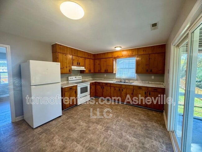 Building Photo - 1614 Brevard Rd