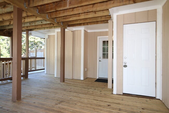 Building Photo - Waterfront Living Nearby – 2/2 Townhouse w...