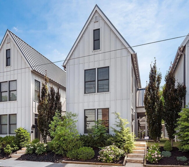 Building Photo - 986 Summit St