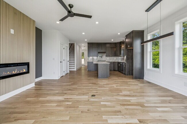 Building Photo - "Spacious 4-Bed, 4-Bath Gem in Nashville -...
