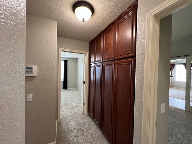 Building Photo - 4 bedrooms, an office and single-story home with a pool!!