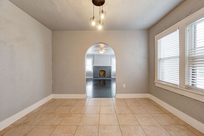 Building Photo - Charming 2-Bed, 1-Bath Upstairs Duplex Near the Paseo District * * * $350 MOVE-IN SPECIAL * * *