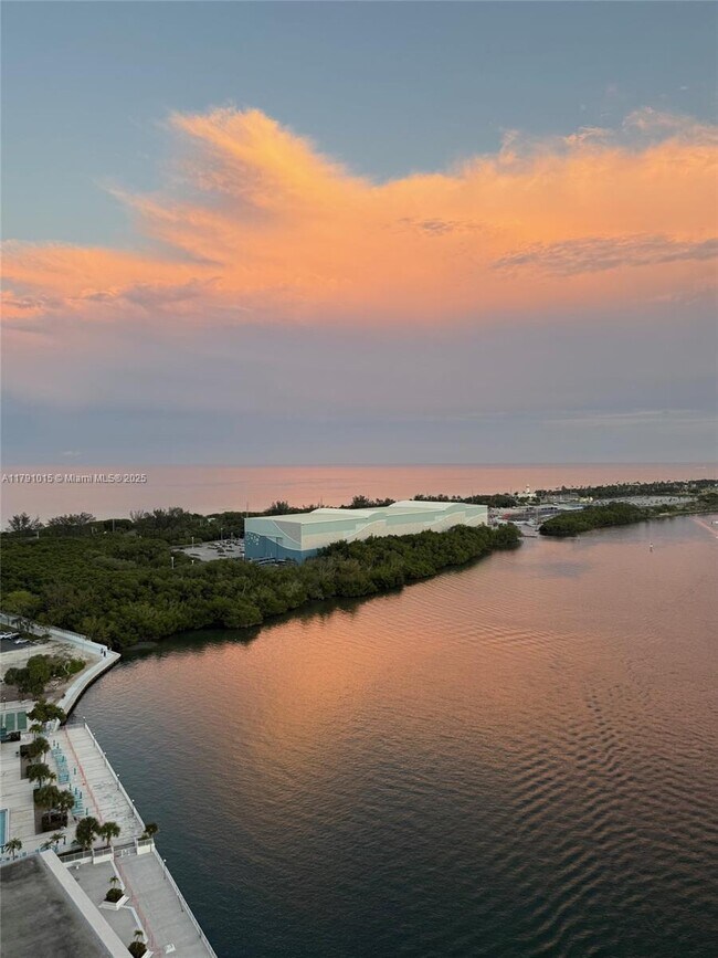 Building Photo - 500 Bayview Dr