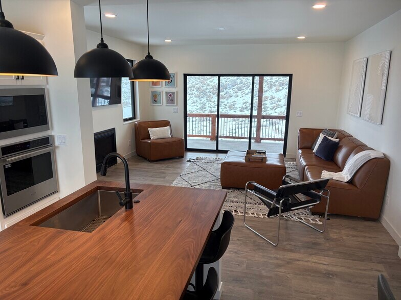 Building Photo - 18 Pine Dr