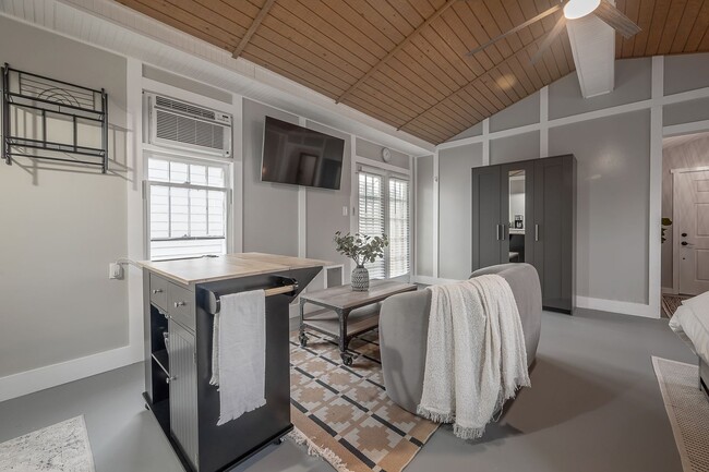 Building Photo - Tiny home high ceilings, pet friendly, fen...