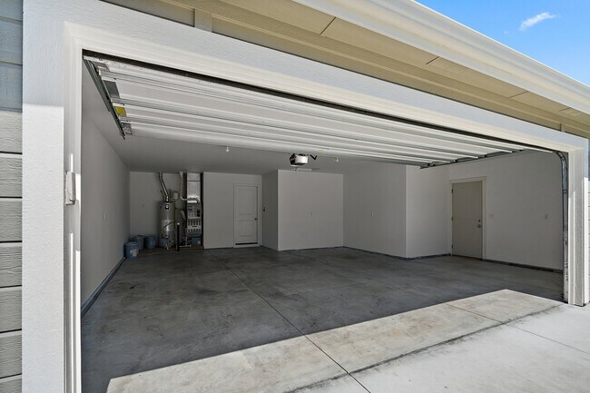 Building Photo - 409 W Peck St