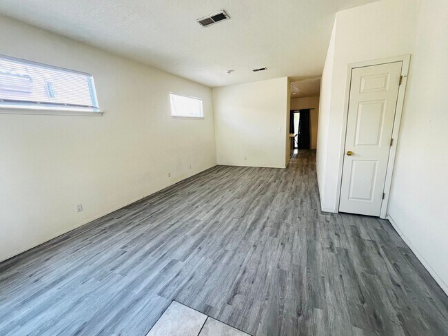 Building Photo - 3 bedroom, 2 bathroom home in NE Heights