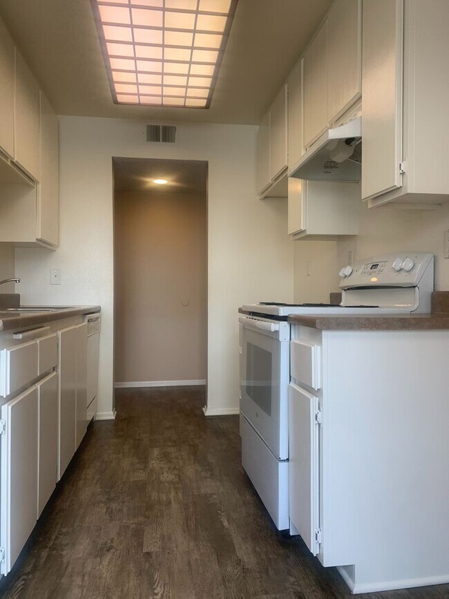 Building Photo - Large 2 Bedroom 2 Bath Condo with 1 Parking Space in Long Beach Coming Soon!