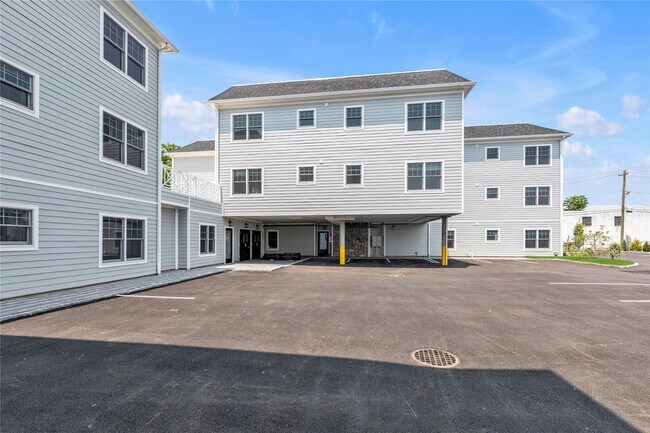 Building Photo - 22 Sagamore Hill Dr