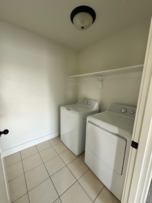 Building Photo - Beautiful 4 bedroom townhome