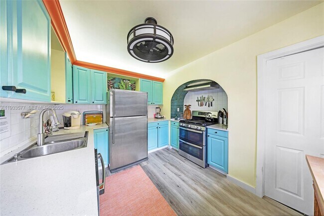 Building Photo - 1840 Tigertail Ave