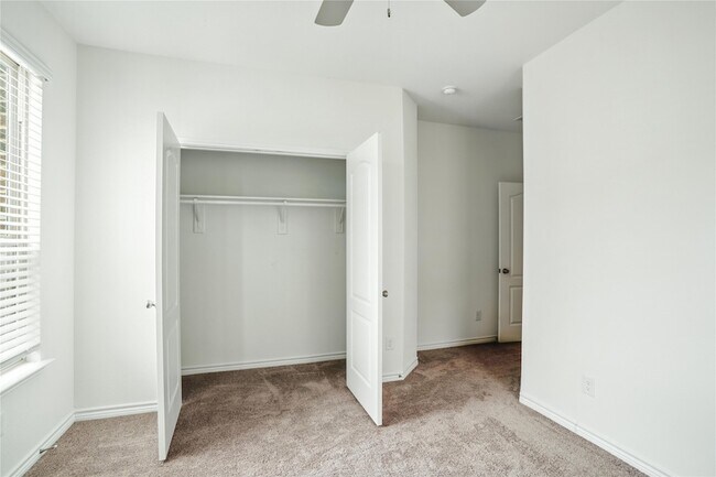 Building Photo - 604 Bronze Forest Dr