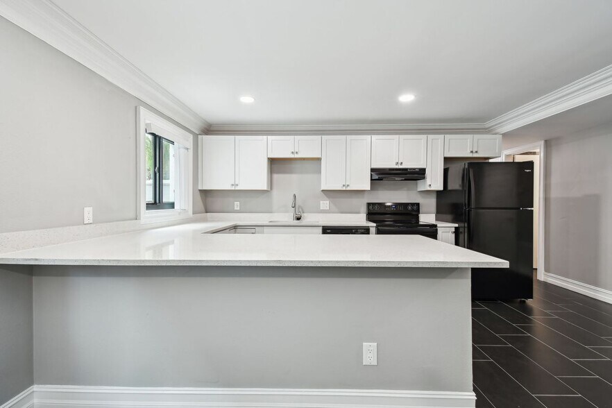 Building Photo - 2942 W Bay Dr