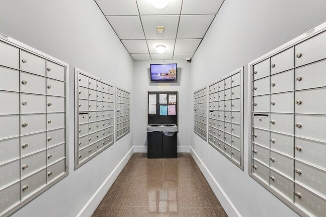 Building Photo - Well appointed Studio in PRIME location /All Utilities included